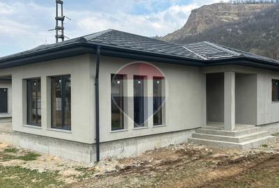 Casă individuală cu 3 camere cu Teren 750 Mp în Est