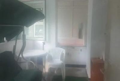Garsonieră decomandată în Titan