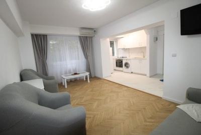 Apartament cu 3 camere semidecomandat, mobilat în Romană
