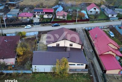 Casă cu 5 camere cu Teren 582 Mp în Săucești - 1