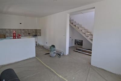 Casă cu 4 camere cu Teren 310 Mp în Cristești