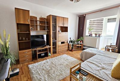 Apartament cu 3 camere decomandat în Tractorul