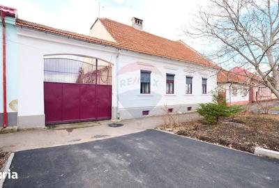 Casă cu 8 camere cu Teren 1025 Mp în Sânpetru