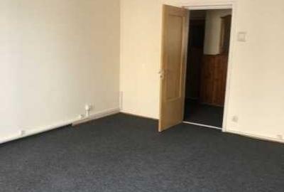 Apartament cu 3 camere semidecomandat, mobilat în P-ța Unirii