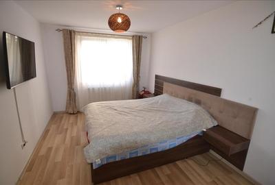 Apartament cu 3 camere decomandat în Tractorul - 5