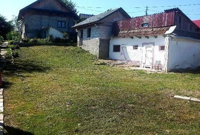 Casă cu 2 camere cu Teren 1100 Mp în Brodoc
