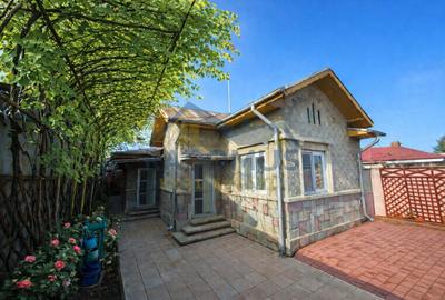Casă individuală cu 5 camere cu Canalizare în Dorobanțul