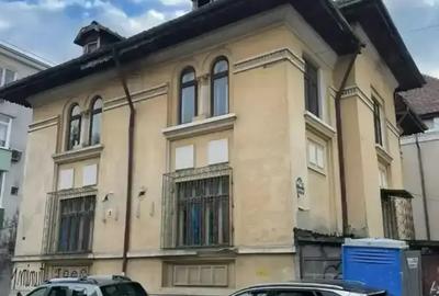 Casă cu 9 camere cu Canalizare în 1 Mai - 1