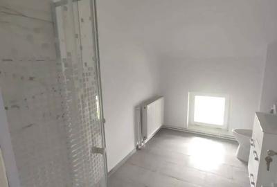 Casă cu 6 camere cu Canalizare în Moșilor - 1