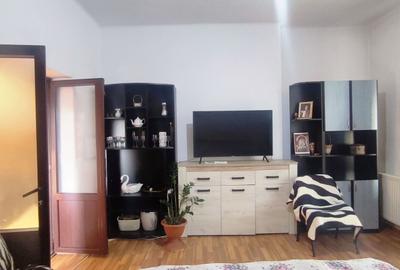 Apartament cu 3 camere decomandat în Craiter