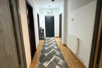 Apartament cu 3 camere decomandat, mobilat în Calea București