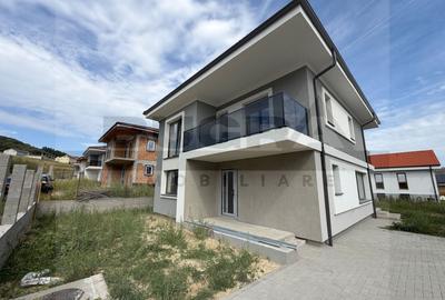 Casă individuală cu 5 camere cu Canalizare în Chinteni