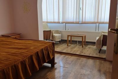 Apartament cu 4 camere decomandat în Central