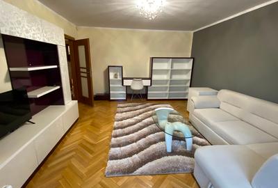 Apartament cu 3 camere decomandat în Zorilor