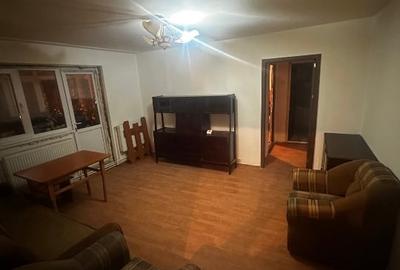Apartament cu 2 camere semidecomandat în Craiovița Nouă