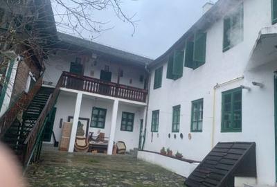 Casă individuală cu 6 camere cu Teren 641 Mp în Central