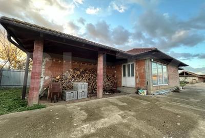 Casă cu 4 camere cu Teren 1500 Mp în Vetiș