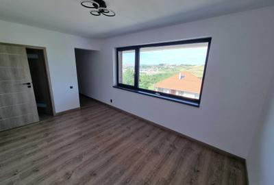 Casă cu 4 camere cu Teren 400 Mp în Dosu Bricii