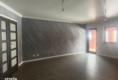 Casă cu 5 camere cu Teren 2000 Mp în Podari - 2