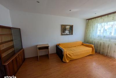 Apartament cu 3 camere decomandat în Cornișa