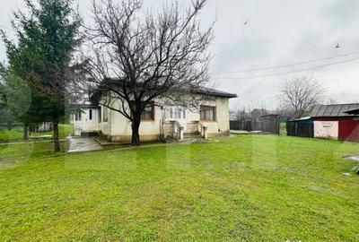 Casă cu 3 camere cu Teren 1900 Mp în Central - 1