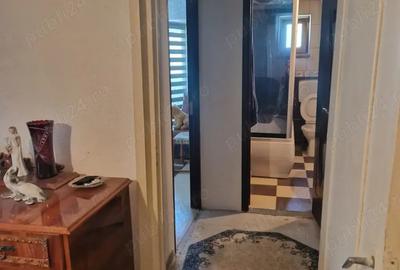 Apartament cu 3 camere semidecomandat în Roșiori de Vede