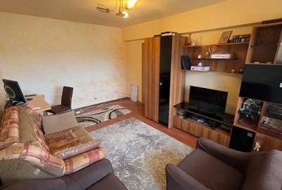 Apartament cu 3 camere decomandat în Petros