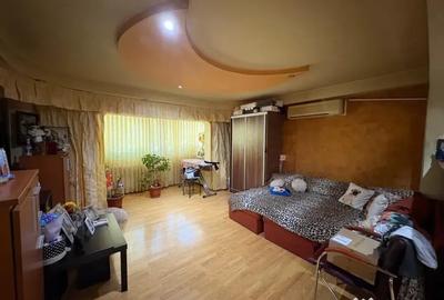 Apartament cu 3 camere decomandat în Vitan