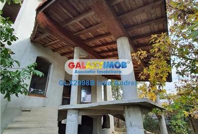Casă cu 7 camere cu Teren 2700 Mp în Central