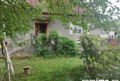 Casă cu 2 camere cu Teren 2527 Mp în Central - 2