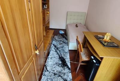 Apartament cu 3 camere semidecomandat în Far