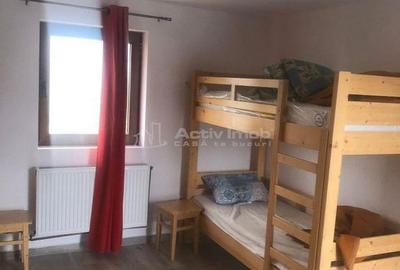 Casă cu 10 camere cu Teren 300 Mp în Cristian