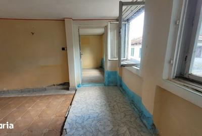 Casă cu 5 camere cu Teren 1969 Mp în Dănești
