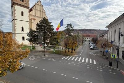 Apartament cu 3 camere semidecomandat, mobilat în Central