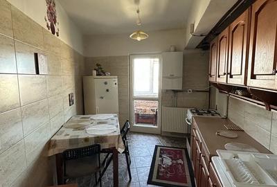 Apartament cu 2 camere decomandat în Tractorul