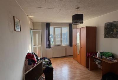 Apartament cu 3 camere decomandat în Apărătorii Patriei