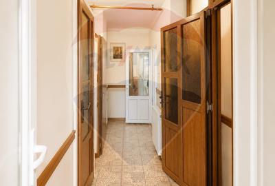 Casă cu 5 camere cu Teren 370 Mp în Central