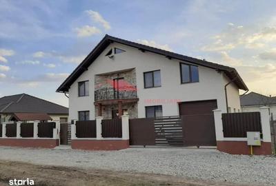 Casă cu 4 camere în Unirea