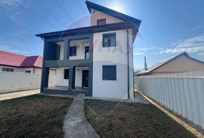 Casă individuală cu 4 camere cu Canalizare în Sud-Est