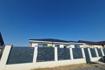 Casă individuală cu 4 camere cu Canalizare în Domnești