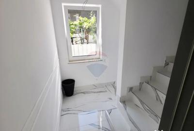 Apartament cu 5 camere decomandat în Precista