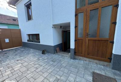 Apartament cu 3 camere decomandat în Lazaret