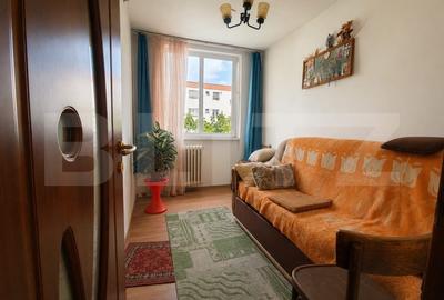 Apartament cu 3 camere semidecomandat în 22 Decembrie