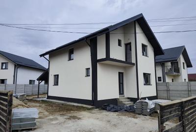 Casă individuală cu 5 camere cu Teren 430 Mp în Săbăreni