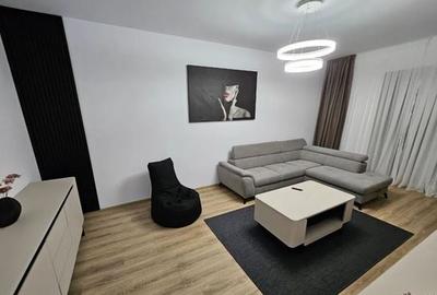 Apartament cu 3 camere semidecomandat, mobilat în Apărătorii Patriei