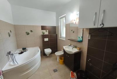 Casă cu 7 camere cu Teren 370 Mp în Chișoda