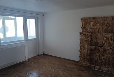 Apartament cu 3 camere decomandat în Popricani
