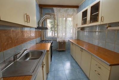 Apartament cu 3 camere semidecomandat, mobilat în Baba Novac