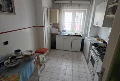 Apartament cu 3 camere decomandat în Dacia