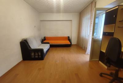 Apartament cu 3 camere decomandat, mobilat în Nicolina